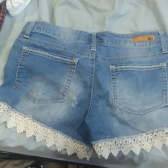 Cute low rise shorts - Picture 3 of 4